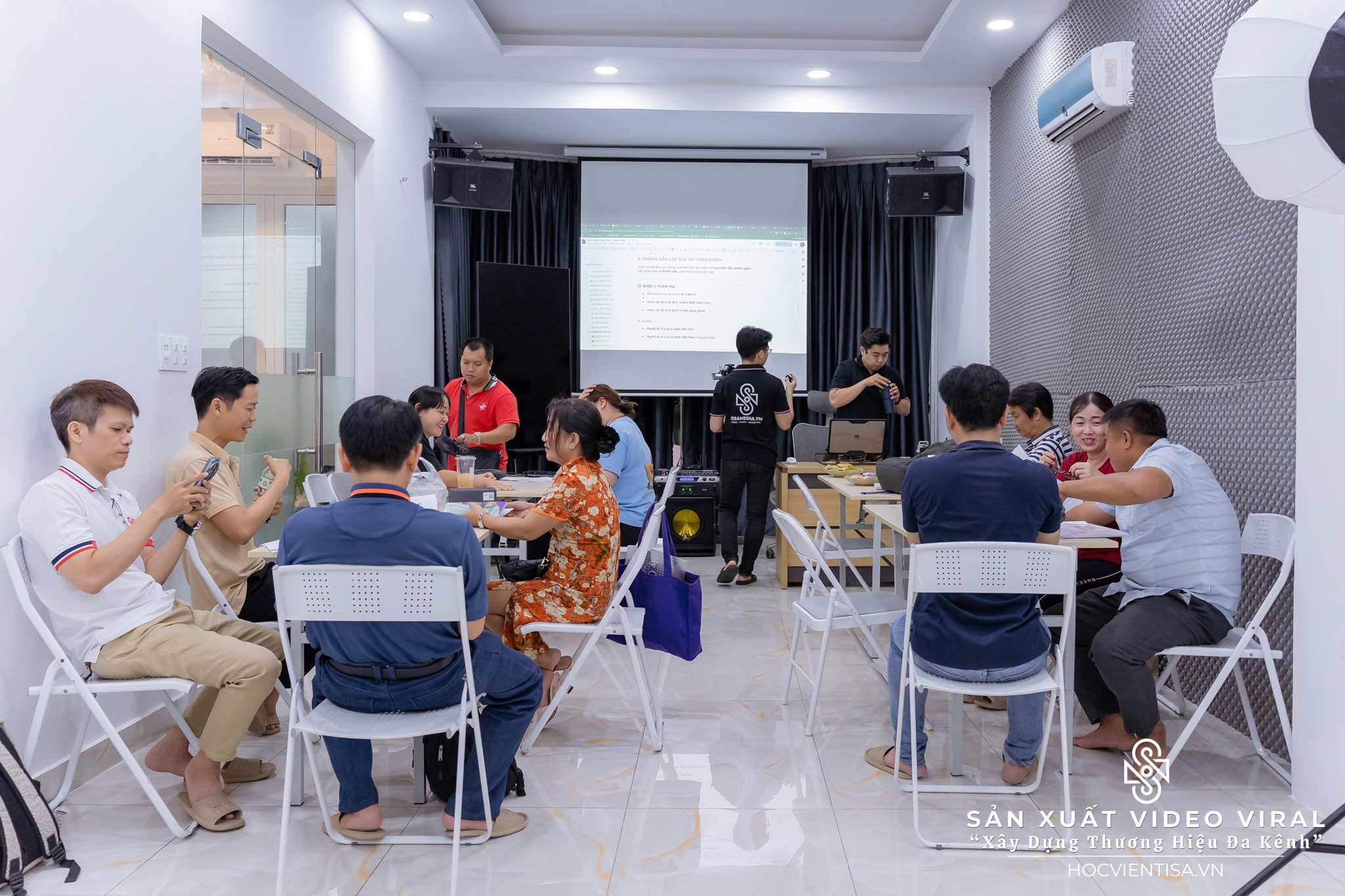 khóa học sản xuất video viral